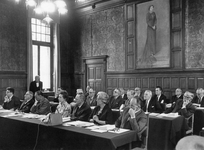 842328 Afbeelding van leden van Provinciale Staten van Utrecht, tijdens een vergadering in de Statenzaal van het ...